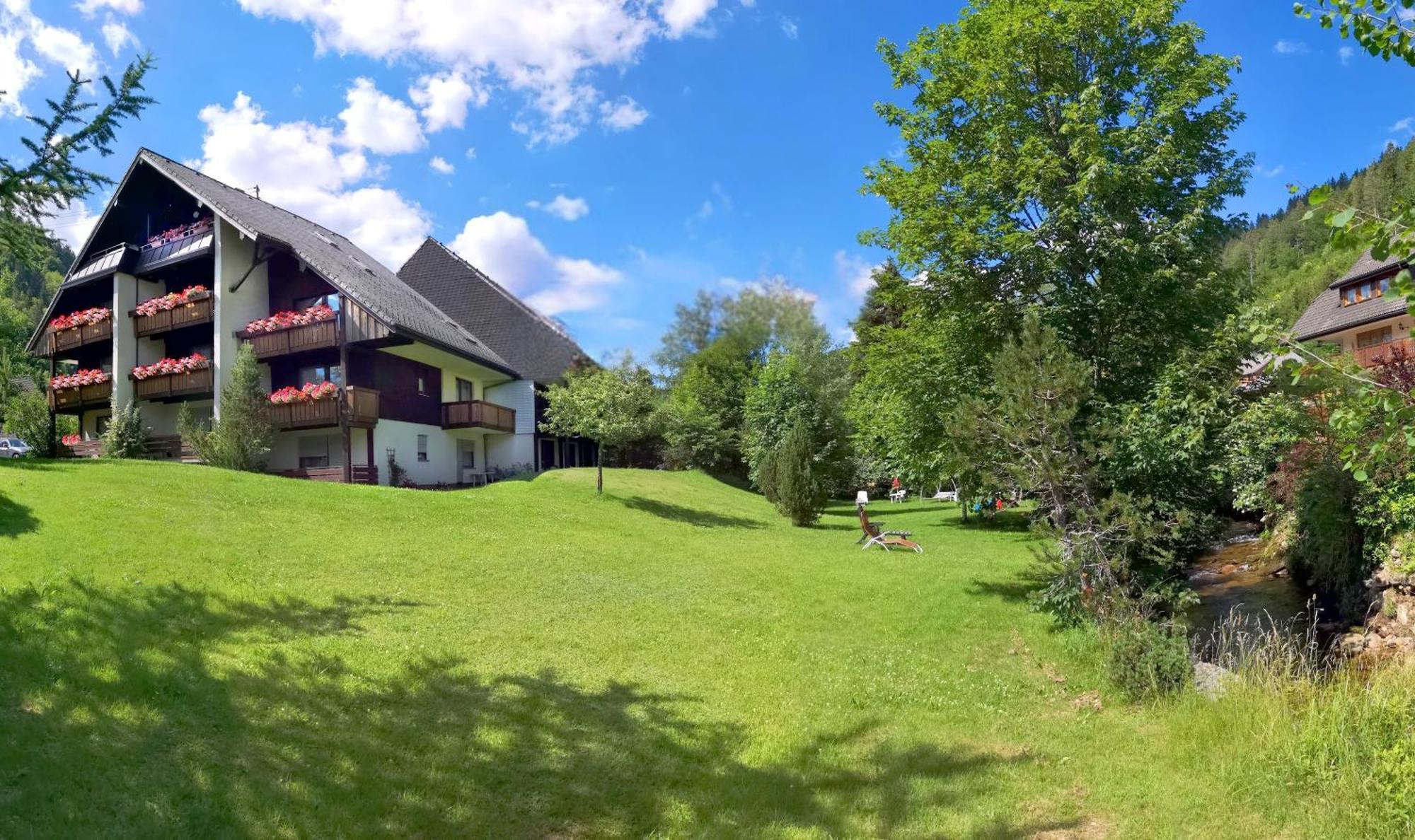 Naturidyll Am Fluss - Ferienhaus Albmatte - Grosser Garten Zum Grillen Und Entspannen-Direkt Neben Dem Radon Revitalbad Mit Sauna Und Thermalbecken ซังคท์บลาเซียน ภายนอก รูปภาพ